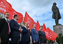 Геннадий Зюганов: Тульские оружейники работают в три смены под лозунгом «Все для Победы!» Тульскую область посетил Председатель ЦК КПРФ Г.А. Зюганов Геннадий Зюганов: Тульские оружейники работают в три смены под лозунгом «Все для Победы!» Тульскую область посетил Председатель ЦК КПРФ Г.А. Зюганов