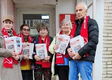 Ефремовские коммунисты активно распространяет газеты «Тульская правда» с информацией о народном референдуме КПРФ