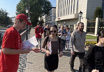 Алексей Лебедев возглавляет рейды КПРФ по раздаче партийных газет в Туле Алексей Лебедев возглавляет рейды КПРФ по раздаче партийных газет в Туле