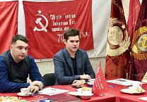 Тульский обком партии вместе с комсомольцами организовали круглый стол «Коммунисты 21 века» Тульский обком партии вместе с комсомольцами организовали круглый стол «Коммунисты 21 века»
