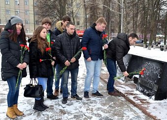 Коммунисты возложили цветы к стеле городу-герою Ленинграду. Коммунисты возложили цветы к стеле городу-герою Ленинграду.