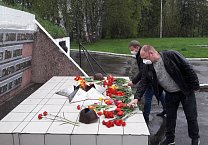 Алексинские депутаты-коммунисты сегодня приняли участие в возложении цветов к могилам и памятным мемориалам нашим героям