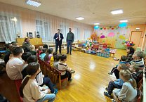 Олег Лебедев привез мед и гостинцы воспитанникам детского дома Олег Лебедев привез мед и гостинцы воспитанникам детского дома