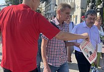 Тульские коммунисты раздают партийную печать на проходных тульских предприятий Тульские коммунисты раздают партийную печать на проходных тульских предприятий
