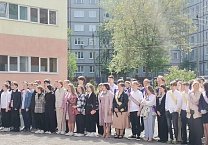 Алексей Лебедев поздравил девятиклассников тульской школы с Последним звонком