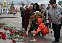 Тульские коммунисты возложили цветы к памятнику Ленину