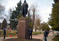 Веневские коммунисты привели в порядок памятник Ленину