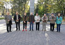 Активисты КПРФ в Туле возложили цветы в сквере Коммунаров в память о защитниках дома советов