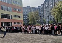 Алексей Лебедев поздравил девятиклассников тульской школы с Последним звонком