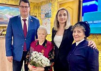 Первый секретарь Тульского обкома КПРФ Алексей Лебедев поздравил ветерана партии с 90-летним юбилеем