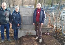 В преддверии дня великой октябрьской социалистической революции, комсомольцы, коммунисты и левые активисты Тулы провели коммунистические субботники у памятников, связанных с революционной славой нашей области В преддверии дня великой октябрьской социалистической революции, комсомольцы, коммунисты и левые активисты Тулы провели коммунистические субботники у памятников, связанных с революционной славой нашей области