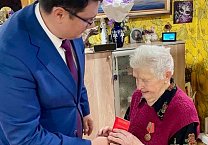 Первый секретарь Тульского обкома КПРФ Алексей Лебедев поздравил ветерана партии с 90-летним юбилеем