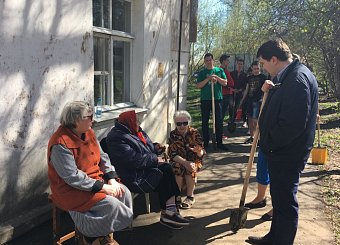 Олег Лебедев вместе с жителями посадил деревья и встретился с избирателями.