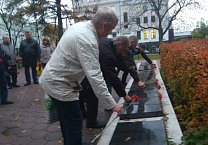В память защитников Дома Советов в тульском Сквере Коммунаров прошло возложение цветов к стеле Павшим за Советскую власть