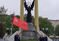 Коммунисты Пролетарского местного отделения и члены организаций левого толка провели возложения к Тульским памятникам и монументам Коммунисты Пролетарского местного отделения и члены организаций левого толка провели возложения к Тульским памятникам и монументам