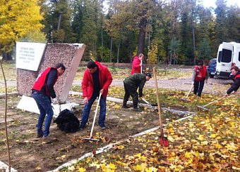 Тульский обком продолжает акцию «100 деревьев в честь столетия Великого Октября!».