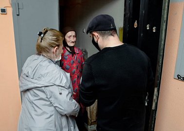 Алексинские депутаты-коммунисты взяли шефство над труженицей тыла