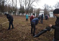 Новомосковские коммунисты вышли на субботник Новомосковские коммунисты вышли на субботник