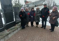Донские коммунисты в день годовщины вывода советских войск из Афганистана провели возложение цветов на братской могиле города Донского
