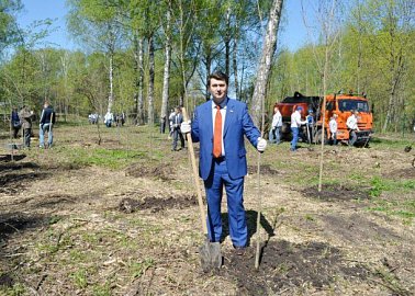 Первый секретарь Тульского обкома КПРФ Олег Лебедев вместе с ветеранами Великой Отечественной войны посадил алею в Центральном парке города-героя Тулы.