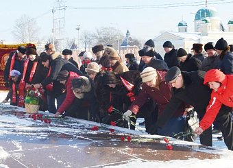 Тульские коммунисты возложили цветы к памятнику В.И. Ленину на главной площади региональной столицы.