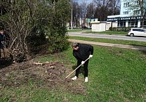 Новомосковские коммунисты провели субботник у памятника В.И. Ленина