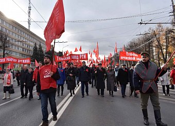 Рабочая Тула отметила столетие Великого Октября массовой демонстрацией.