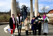 Депутат Тульской городской Думы, заместитель руководителя фракции КПРФ Елена Чекан посетила родину Святой Матроны Московской в с. Себино Тульской области и передала сувениры от Тульской городской Думы Депутат Тульской городской Думы, заместитель руководителя фракции КПРФ Елена Чекан посетила родину Святой Матроны Московской в с. Себино Тульской области и передала сувениры от Тульской городской Думы