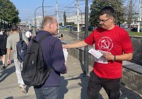 Алексей Лебедев возглавляет рейды КПРФ по раздаче партийных газет в Туле Алексей Лебедев возглавляет рейды КПРФ по раздаче партийных газет в Туле