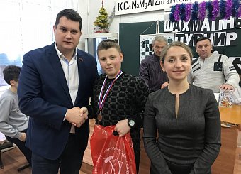 Тульские коммунисты наградили юных шахматистов в Липках Тульские коммунисты наградили юных шахматистов в Липках