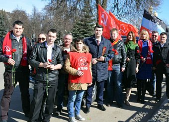 «Год как Крым вернулся домой!» Под таким девизом тульские коммунисты провели автопробег. «Год как Крым вернулся домой!» Под таким девизом тульские коммунисты провели автопробег.