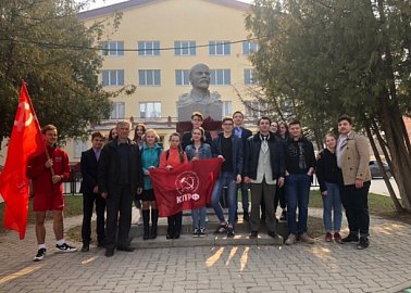 Пролетарские коммунисты и комсомольцы возложили цветы к памятнику Ленина