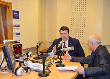 Лидер тульских коммунистов Олег Лебедев в эфире радио «России - Тула» пригласил туляков на Первомайскую демонстрацию и рассказал об активном  приеме тульских рабочих в КПРФ .