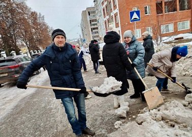 Первый секретарь Пролетарского РК КПРФ Евгений Жеков принял участие в «снежном субботнике»