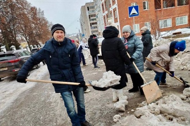 Первый секретарь Пролетарского РК КПРФ Евгений Жеков принял участие в «снежном субботнике»