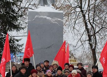 Коммунисты Тульской области несут цветы  к памятникам В.И. Ленину