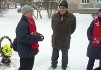 Коммунисты Тульской области несут цветы  к памятникам В.И. Ленину
