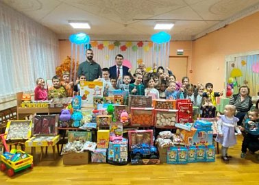 Олег Лебедев привез мед и гостинцы воспитанникам детского дома