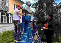 Коммунисты продолжают восстанавливать памятники советской эпохи