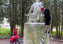 Тульские коммунисты отремонтировали памятник А.С. Пушкину Тульские коммунисты отремонтировали памятник А.С. Пушкину