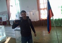 Молодые наблюдатели от Грудинина ведут видеосъемку на избирательных участках