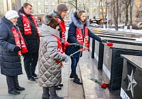 Тульские коммунисты в годовщину присвоения Туле статуса города-героя и обороны родного города возложили цветы к монументу на площади Победы Тульские коммунисты в годовщину присвоения Туле статуса города-героя и обороны родного города возложили цветы к монументу на площади Победы