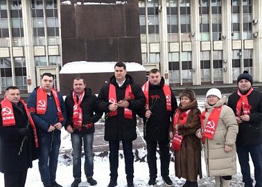 Цветы к памятнику В. И. Ленину в день 100 летия СССР