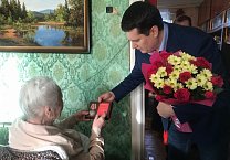 Секретарь Тульского обкома КПРФ Алексей Лебедев поздравил старейшую коммунистку в Тульской области с вековым юбилеем