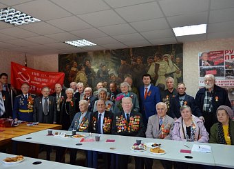Первый секретарь Тульского обкома КПРФ Олег Лебедев поздравил в обкоме партии ветеранов Великой Отечественной войны.