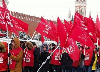 Тульские коммунисты возложили цветы к памятнику В.И. Ленину на главной площади региональной столицы.