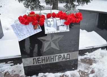 Коммунисты возложили цветы к стеле в честь города-героя Ленинграда