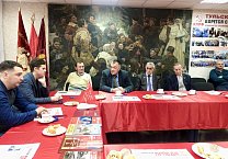 Тульский обком партии вместе с комсомольцами организовали круглый стол «Коммунисты 21 века» Тульский обком партии вместе с комсомольцами организовали круглый стол «Коммунисты 21 века»