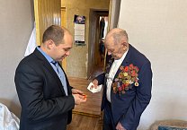 Тульский обком КПРФ наградил юбилейной медалью ЦК КПРФ «80 лет Великой Победы» ветерана партии, почетного гражданина Щекинского района Тульской области Л.Ю. Пельта