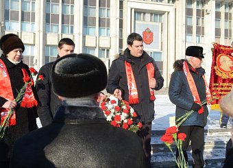Тульские коммунисты возложили цветы к памятнику В.И. Ленину на главной площади региональной столицы.